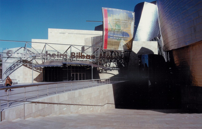 Guggenheim Bilbao Museo. Decoraciones especiales Mobiliario urbano, productos de diseño combinando metales, vidrio, madera. Stands.