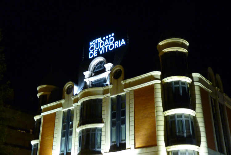 Cartel luminoso Hotel Ciudad de Vitoria.  Iluminación Neón y Leds Iluminación con lo que sea necesario. Solo hace falta imaginarlo!